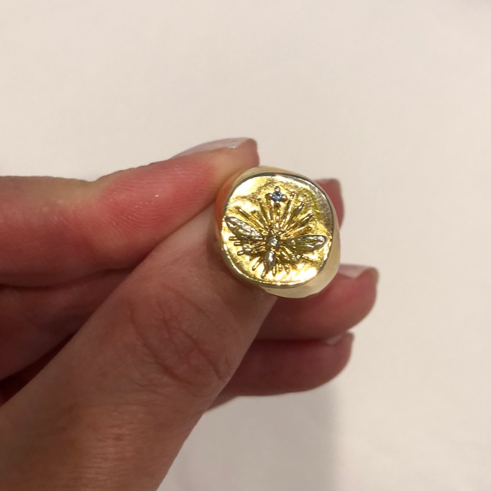 Bee and stone signet ring size 6, from Revolve